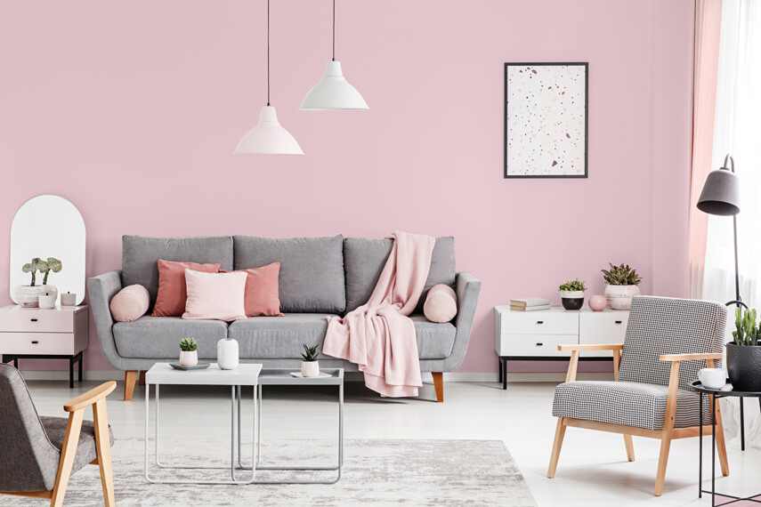 222474288-szara-sofa-w-salonie-KL33