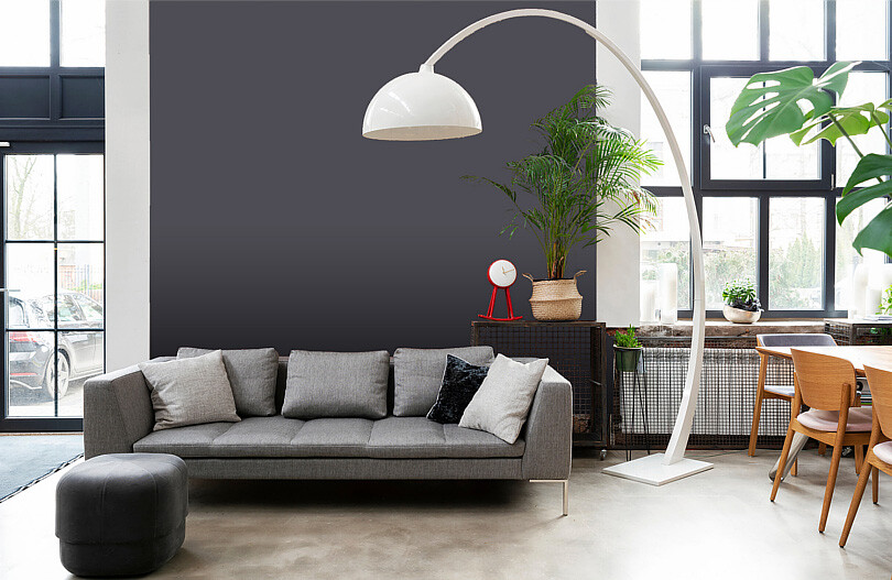 W-budynku-z-histori-ciemny-salon-CR30-Nocny-szafir