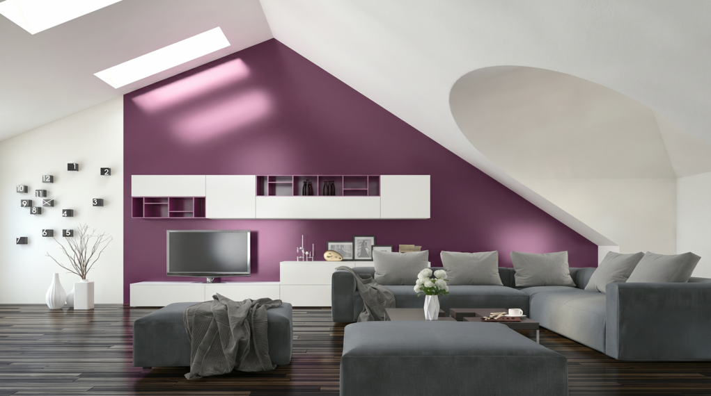 Salon w nowoczesnym stylu ze ścianą pomalowaną w kolorze śliwkowym