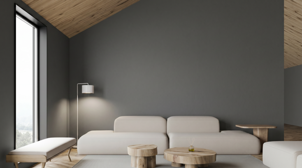 Salon w nowoczesnym stylu z szarą ścianą i drewnianym sufitem. Jasne meble i minimalistyczne dodatki.