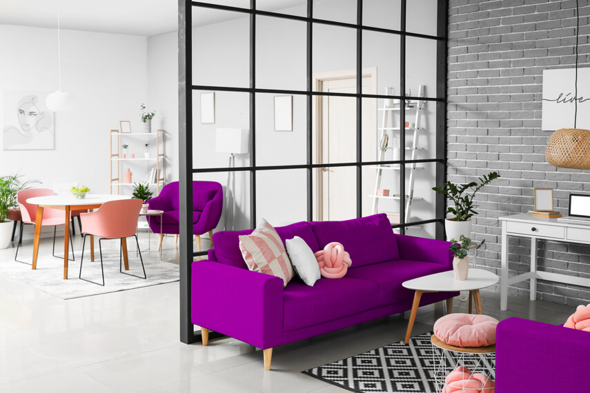 501035173-kolor-jagodowy-w-loftowym-salonie-C30-C45