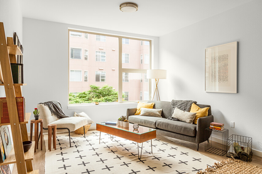 141465993-salon-w-bloku-C77