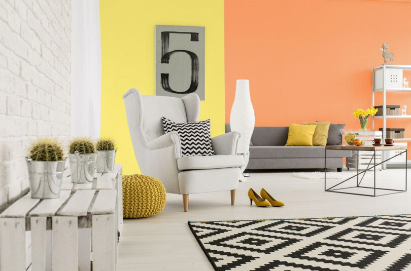 salon-w-bieli-i-w-kolorach-pomaraczowych