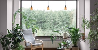 Styl naturalny &ndash; mieszkanie w jasnych kolorach. Propozycja koloru ściany to KL15 Platynowy Szary MAGNAT #kolorLove.
