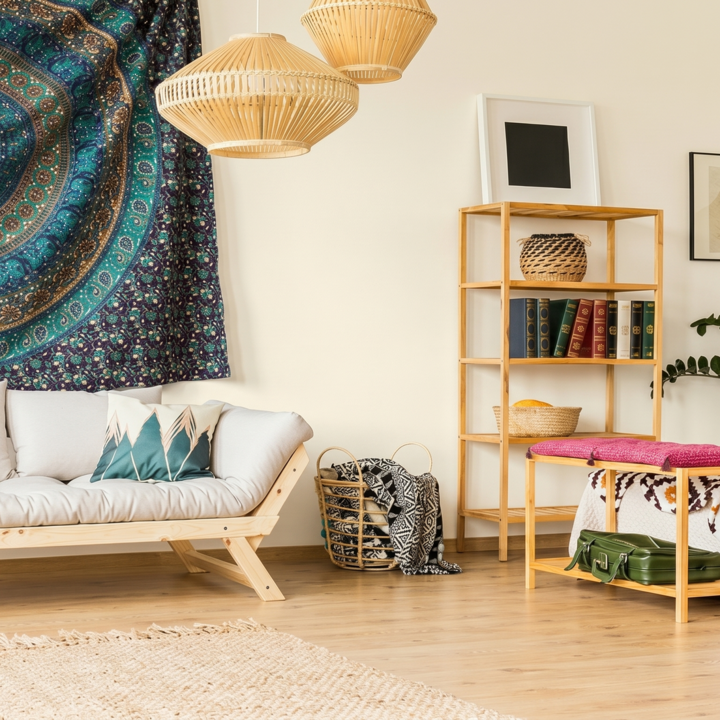 Sypialnia w stylu boho z beżową ścianą i drewnianymi meblami.