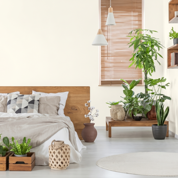 Sypialnia z drewnianym ł&oacute;żkiem i beżowymi tekstyliami w kolorze B01 naturalny